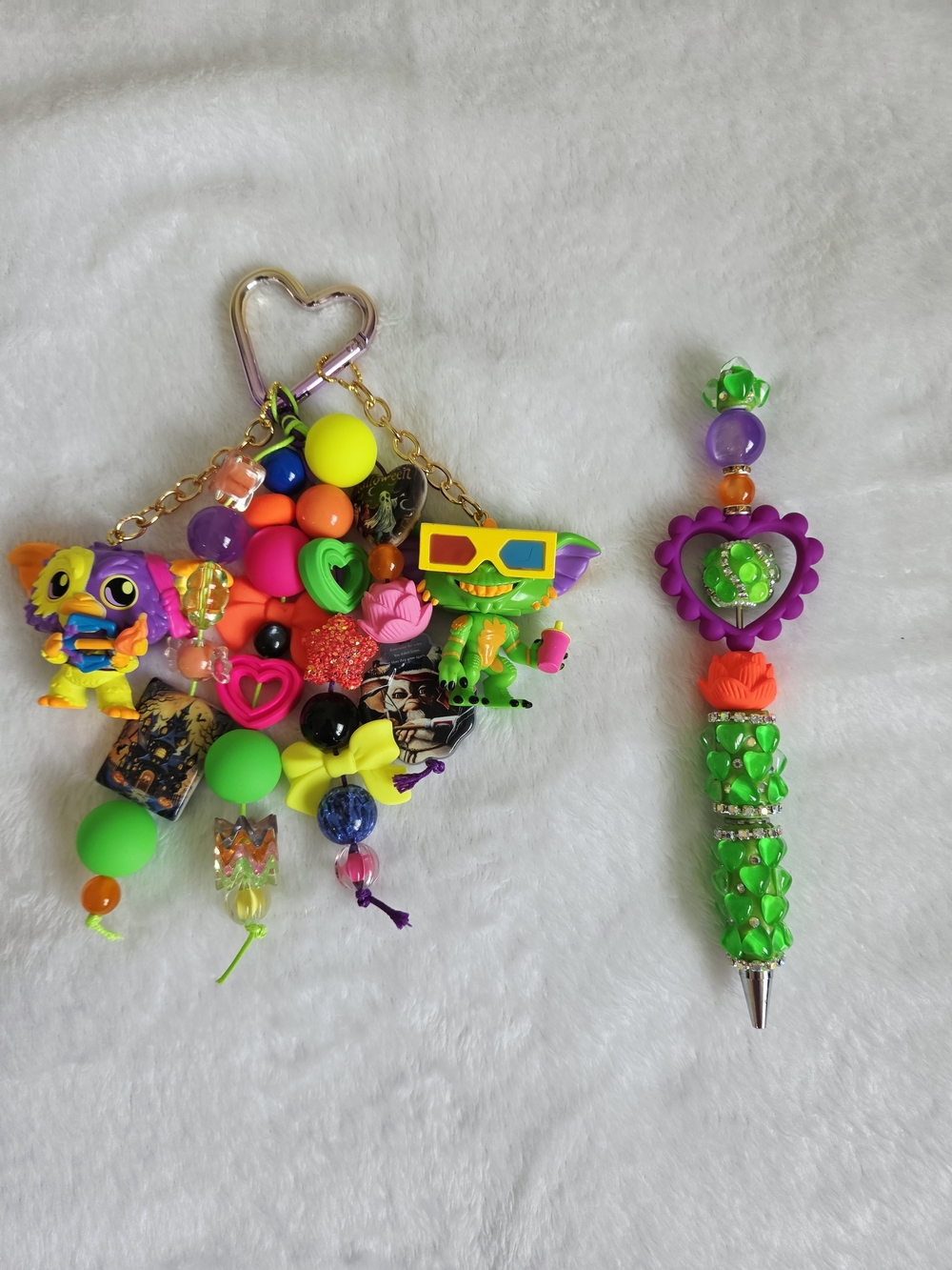 Gremlins Gizmo And Stripe Neon Green and Multicolor Bag Charm Keychain Pen Set
